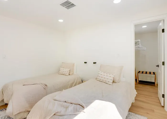 Mtn Views: Bright & Airy Home!